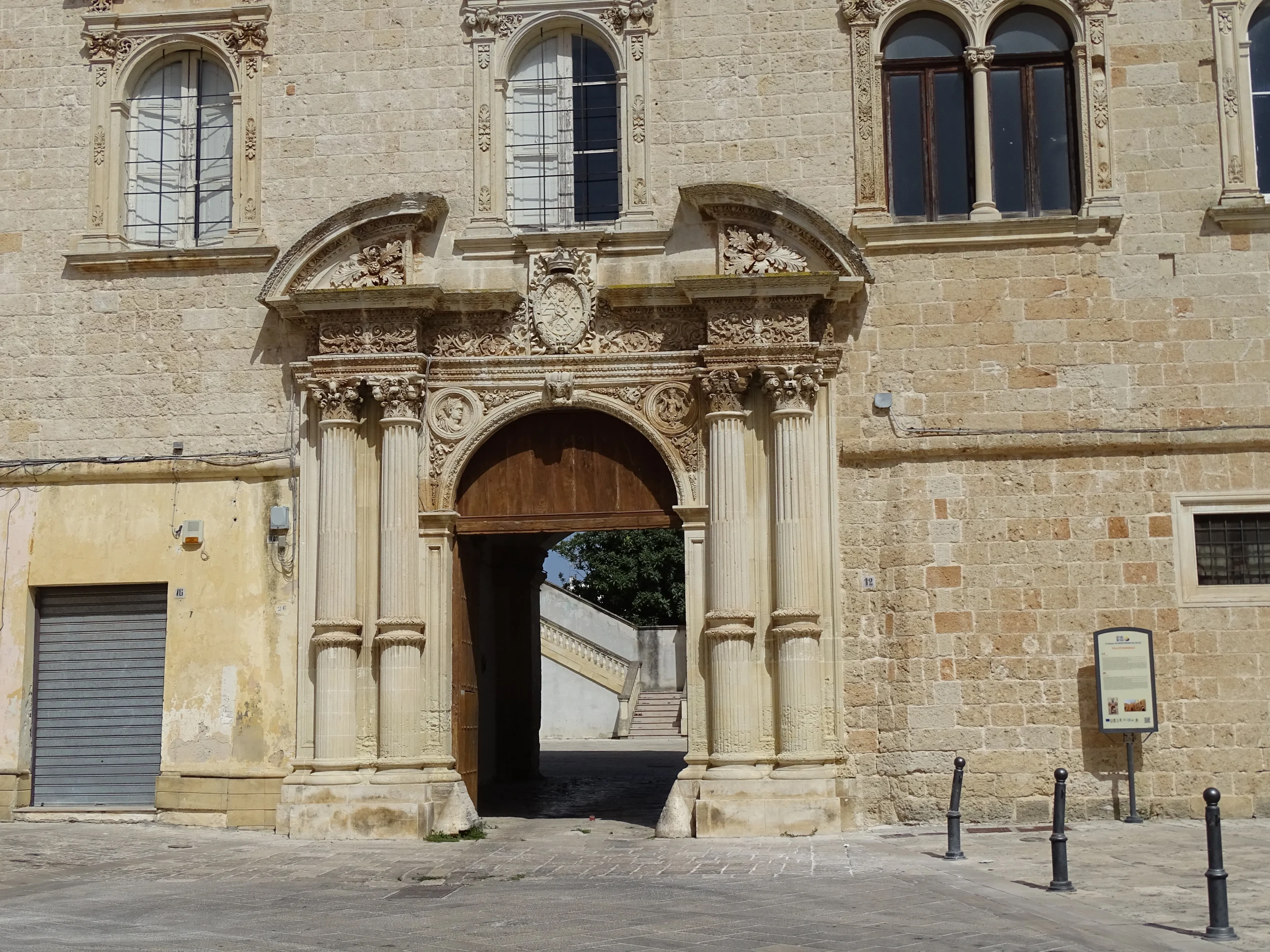 Foto dell'ingresso a portico del Palazzo Baronale del Comune di Monteroni di Lecce